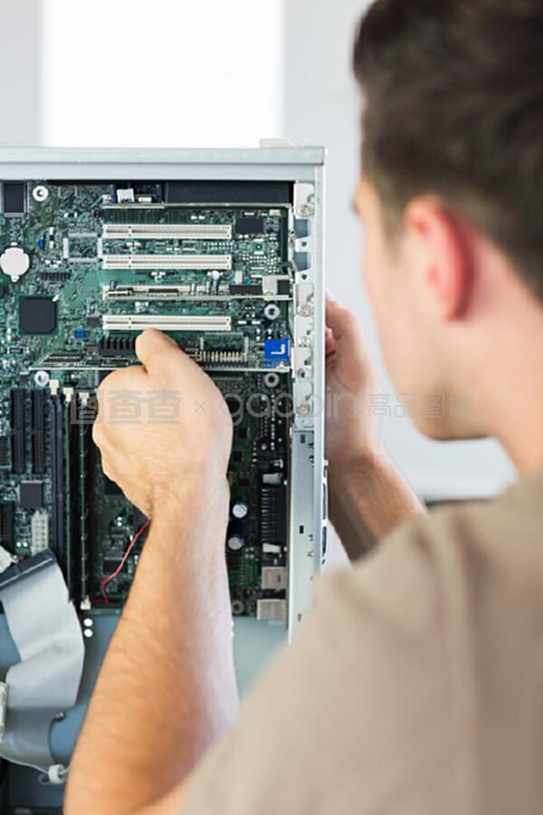 計算機工程師如何安全高效地維修運行中的計算機